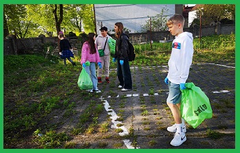 uczniowie podczas sprzątania świata 