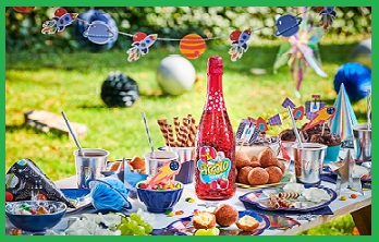 obrazek przedstawia stół na przyjęciu zastawiony słodyczami, napojami i innymi potrawami