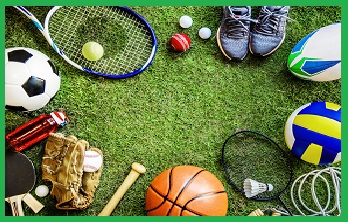 Zdjęcie przedstawia różne akcesoria sportowe - piłki, paletki, rakiety tenisowe, itp. ułożone na trawie