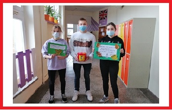 zdjęcia przedstawia troje uczniów ze skarbonką i plakatami zachęcającymi do wpłat na słupskie hospicjum