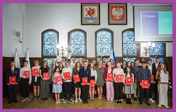obrazek prezdstawia wszystkich nagrodzonych uczniów ze Słupska