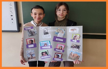 obrazek przedstawia uczniów trzymających lapbooka