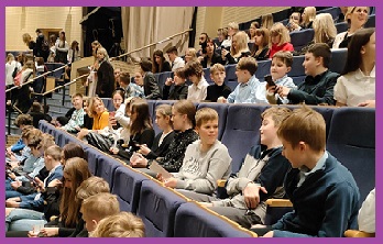 obrazek przedstawia zdjecie uczniów na widowni teatru