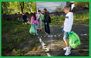 uczniowie podczas sprzątania świata