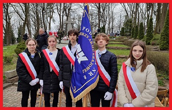 obrazek przedstawia uczniów ze sztandarem szkoły