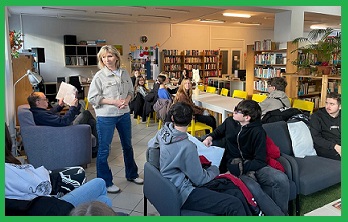 obrazek przedstawia uczniów 8a w bibliotece