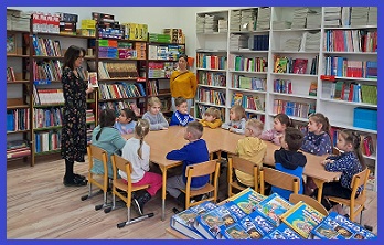 przedszkolaki w szkolnej bibliotece