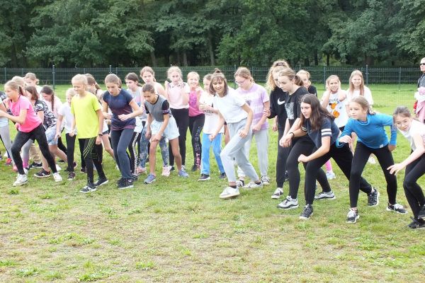 43 Słupska Olimpiada Młodzieży szkół podstawowych i szkół ponadpodstawowych w drużynowych biegach przełajowych dziewcząt i chłopców