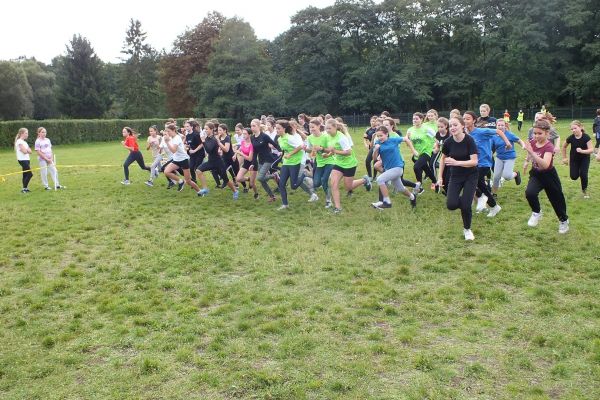 43 Słupska Olimpiada Młodzieży szkół podstawowych i szkół ponadpodstawowych w drużynowych biegach przełajowych dziewcząt i chłopców
