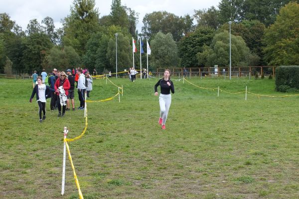 43 Słupska Olimpiada Młodzieży szkół podstawowych i szkół ponadpodstawowych w drużynowych biegach przełajowych dziewcząt i chłopców
