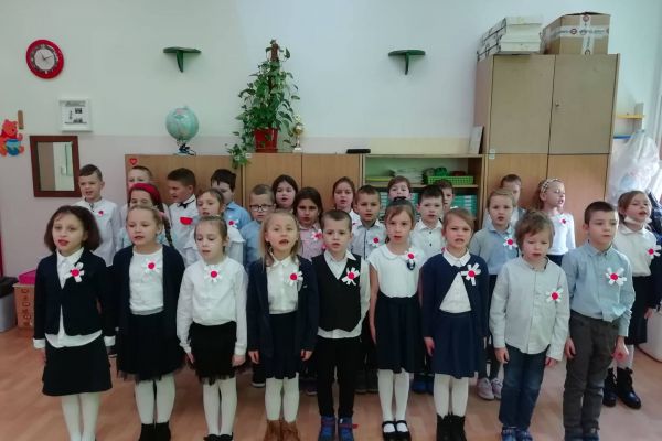 Szkola do hymnu