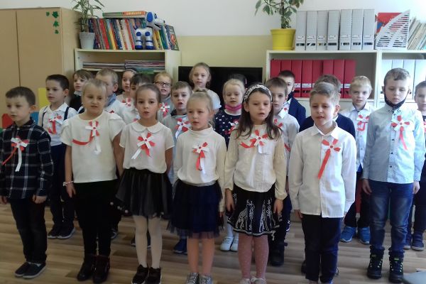 Szkoła do hymnu