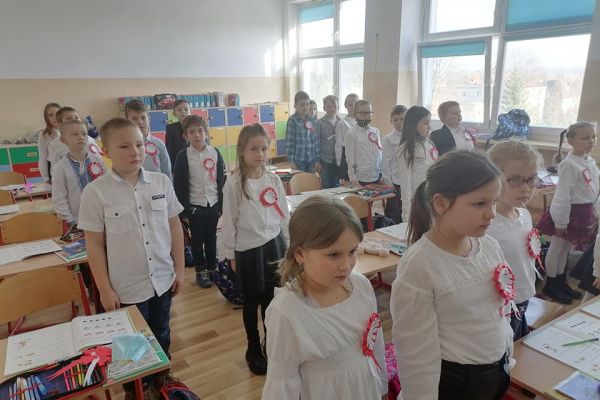 Szkola do hymnu