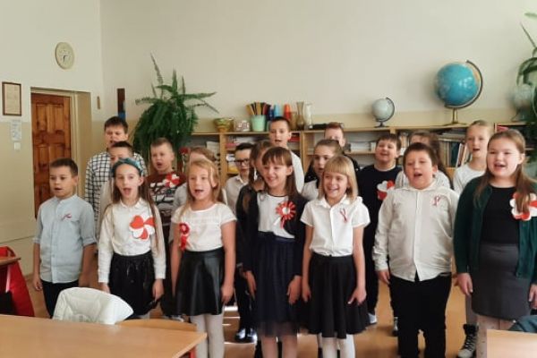 Szkola do hymnu