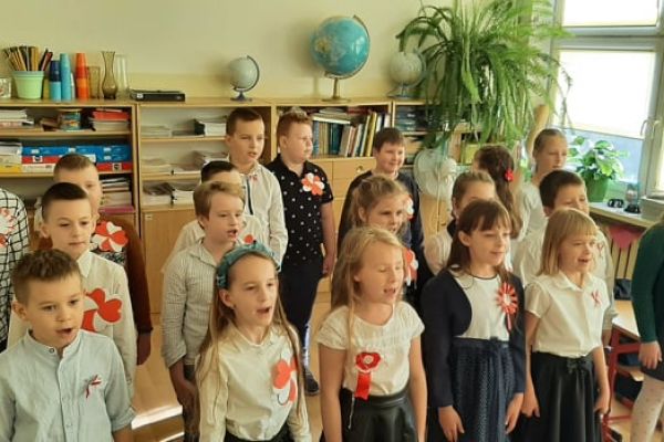 Szkola do hymnu