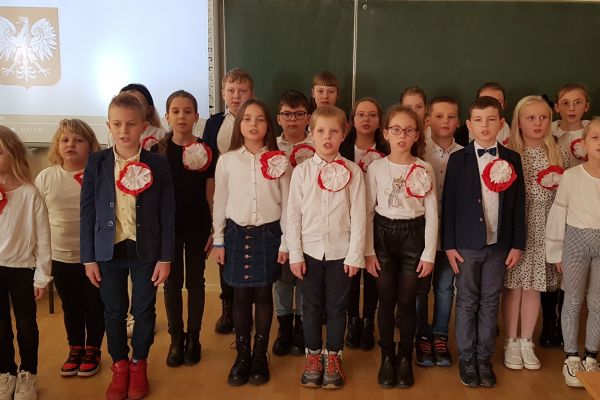 Szkoła do hymnu