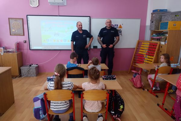 Spotkanie z policjantami w klasach 1