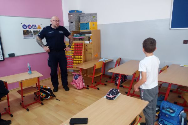 Spotkanie z policjantami w klasach 1