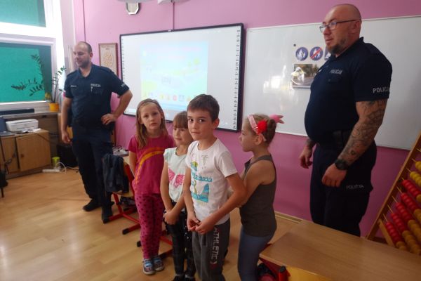 Spotkanie z policjantami w klasach 1