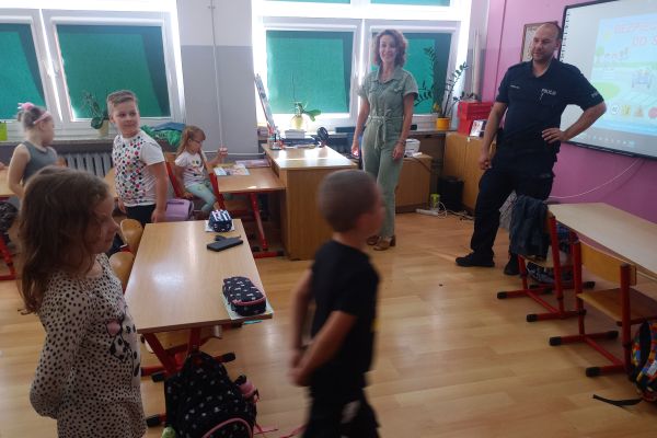 Spotkanie z policjantami w klasach 1