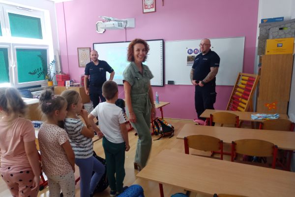 Spotkanie z policjantami w klasach 1