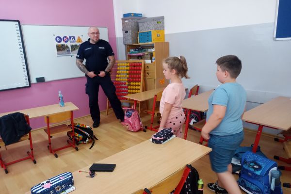 Spotkanie z policjantami w klasach 1