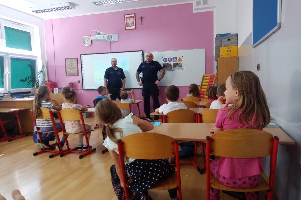 Spotkanie z policjantami w klasach 1