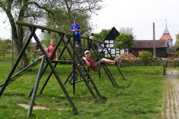 13-na-placu-zabaw-w-swolowie0493154A-4E62-D67E-10C4-55FBABD63ED1.jpg