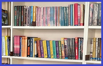 książki na półkach w bibliotece