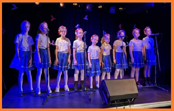 uczniowie podczas występu