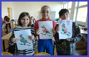 obrazek przedstawia troje uczniów trzymających przed sobą swoje prace